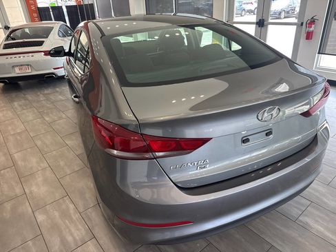 Used 2018 Hyundai Elantra SE image 11