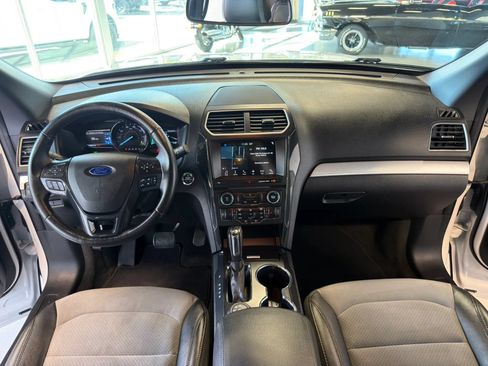 Used 2017 Ford Explorer XLT w/ Equipment Group 202A AWD/4WD image 10