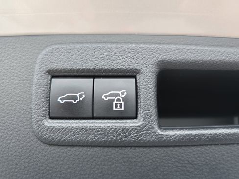 Used 2022 Toyota Venza LE image 13