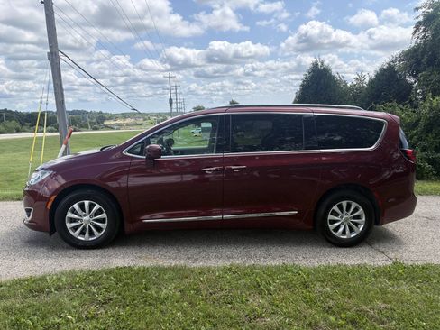Used 2018 Chrysler Pacifica Touring-L FWD image 2