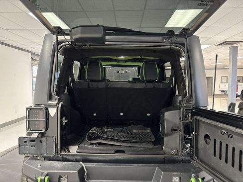 Used 2012 Jeep Wrangler Unlimited Rubicon AWD/4WD image 11