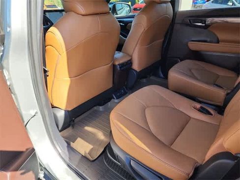 Used 2021 Toyota Highlander Platinum image 15