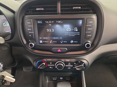 Used 2025 Kia Soul LX FWD image 13