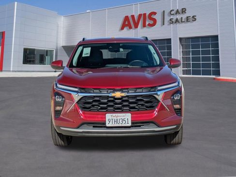 Used 2025 Chevrolet Trax LT w/ LT Convenience Package image 2