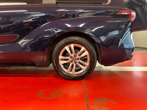 Certified 2025 Toyota Sienna Limited image 27