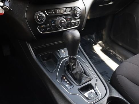 Used 2020 Jeep Cherokee Latitude FWD image 21