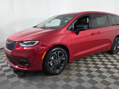 New 2026 Chrysler Pacifica Select image 3