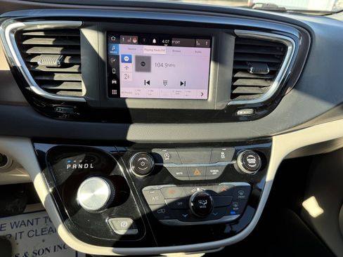 Used 2023 Chrysler Voyager LX image 20