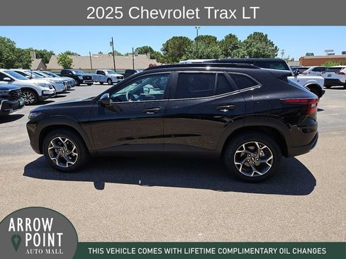 Used 2025 Chevrolet Trax LT FWD image 7