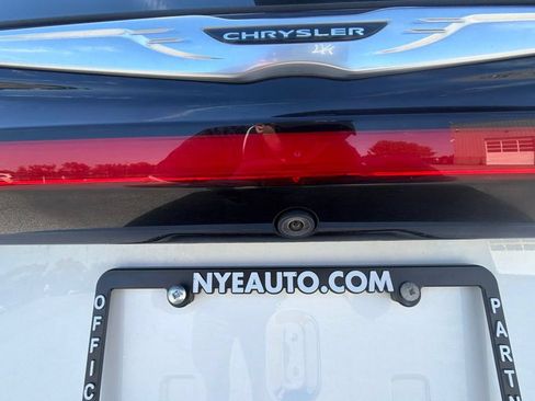 Used 2024 Chrysler Pacifica Touring-L FWD image 10