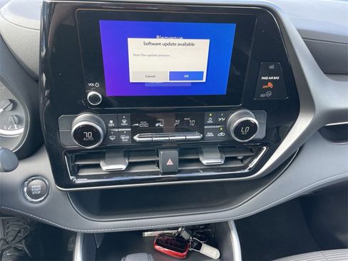 Used 2023 Toyota Highlander LE image 18