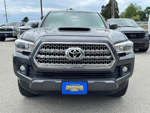 Used 2016 Toyota Tacoma TRD Sport w/ Towing Package AWD/4WD image 9