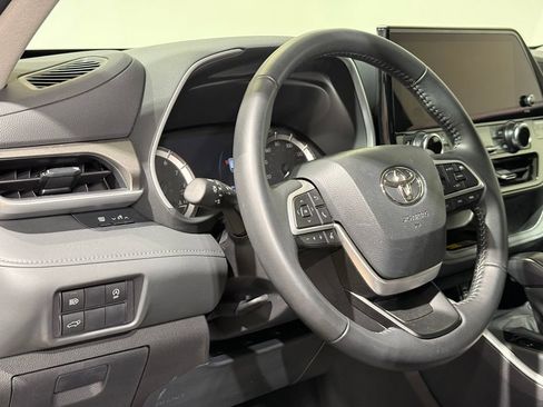 Certified 2025 Toyota Highlander XLE AWD/4WD image 17