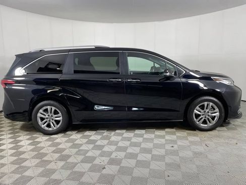 Used 2025 Toyota Sienna Limited AWD/4WD image 3