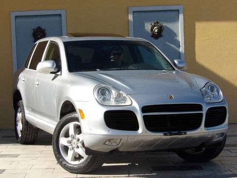 Used 2004 Porsche Cayenne Turbo image 3
