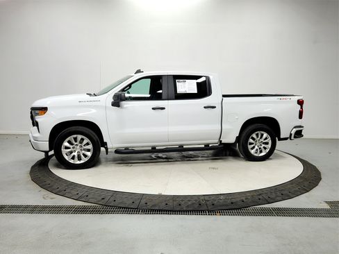 Used 2024 Chevrolet Silverado 1500 Custom image 4