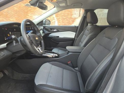 Certified 2025 Chevrolet Trax LT w/ LT Convenience Package image 6