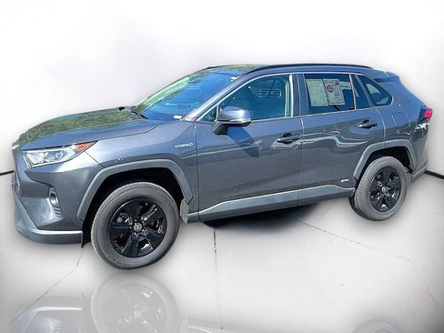 Used 2021 Toyota RAV4 XLE AWD/4WD image 2