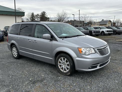 Used 2016 Chrysler Town & Country Touring image 2