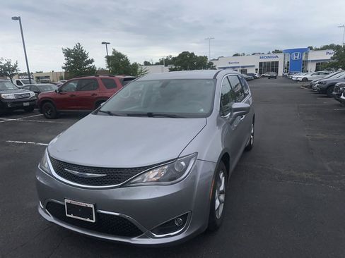 Used 2019 Chrysler Pacifica Touring Plus w/ Tire & Wheel Group FWD image 15