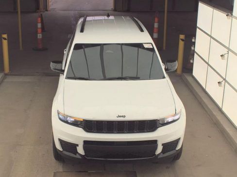 Used 2024 Jeep Grand Cherokee L Laredo image 2