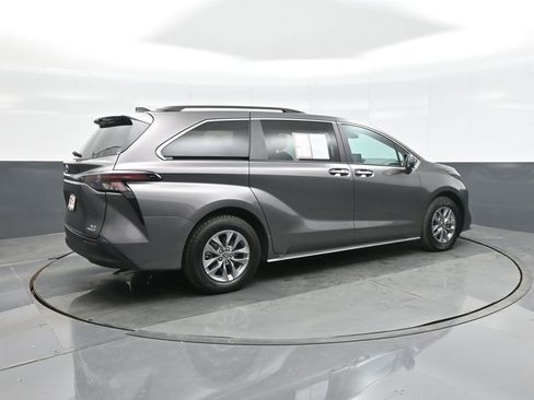 Certified 2024 Toyota Sienna XLE image 7