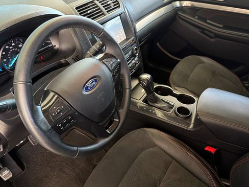 Used 2018 Ford Explorer XLT w/ Equipment Group 202A FWD image 10