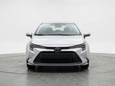 Used 2025 Toyota Corolla LE FWD image 2