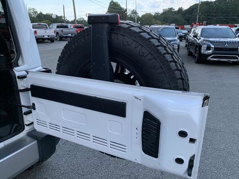 Used 2017 Jeep Wrangler Unlimited Sahara w/ Connectivity Group image 35