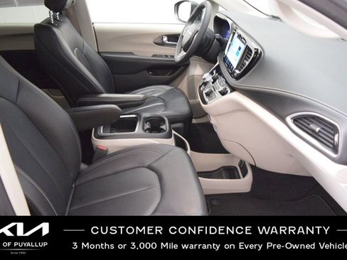 Used 2023 Chrysler Pacifica Touring-L image 16