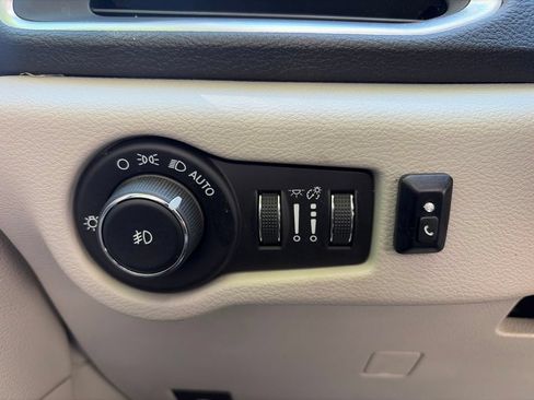 Used 2018 Chrysler Pacifica Limited w/ Advanced Safetytec Group FWD image 10