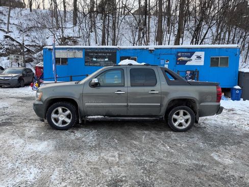 Used 2011 Chevrolet Avalanche LTZ image 2