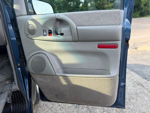 Used 2002 Chevrolet Astro RWD image 19
