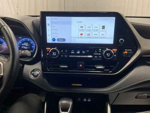 Used 2023 Toyota Highlander Limited image 24
