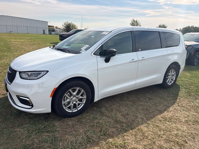 Used 2026 Chrysler Pacifica Select FWD image 2