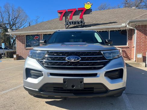 Used 2020 Ford Explorer XLT image 2