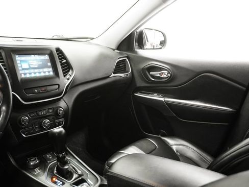 Used 2020 Jeep Cherokee Latitude Plus w/ Cold Weather Group image 17