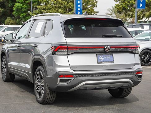 Certified 2025 Volkswagen Taos SE image 11