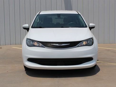 Used 2021 Chrysler Voyager LX image 5