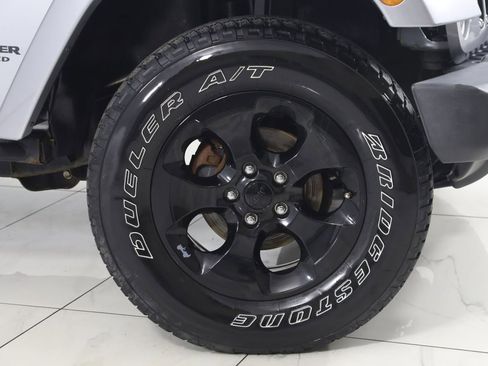 Used 2015 Jeep Wrangler Unlimited Sahara AWD/4WD image 13