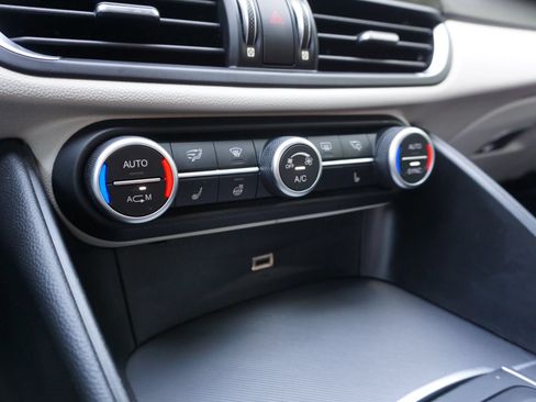 Used 2018 Alfa Romeo Giulia Ti Sport w/ Quick Order Package 22U Sport RWD image 39