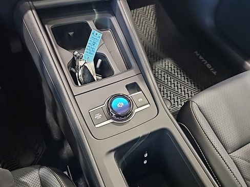 New 2025 Volkswagen Tiguan SE image 33