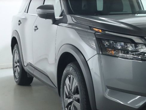 Certified 2025 Nissan Pathfinder SV FWD image 9
