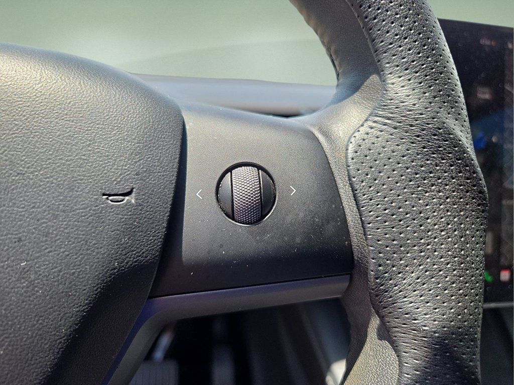 Used 2021 Tesla Model Y Long Range AWD/4WD image 25