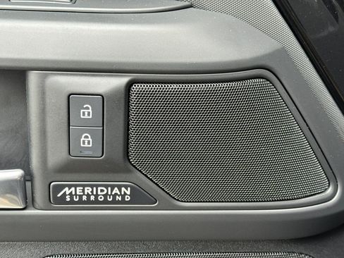 Used 2025 Land Rover Defender 110 X-Dynamic SE image 19