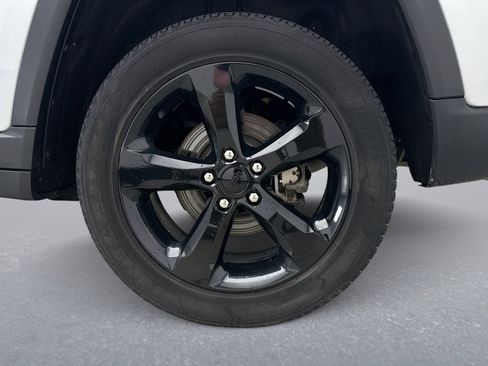 Used 2023 Jeep Grand Cherokee Altitude AWD/4WD image 20