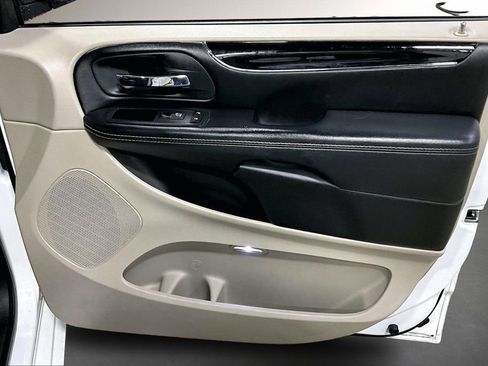 Used 2020 Dodge Grand Caravan SXT image 28