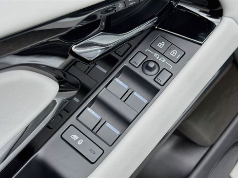 New 2026 Land Rover Range Rover Evoque Hoxton AWD/4WD image 22