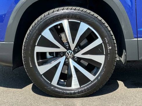 Certified 2022 Volkswagen Taos SE w/ Panoramic Sunroof Package image 24