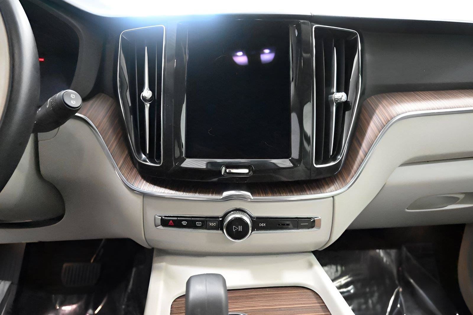Used 2022 Volvo XC60 B5 Momentum w/ Protection Package AWD/4WD image 24